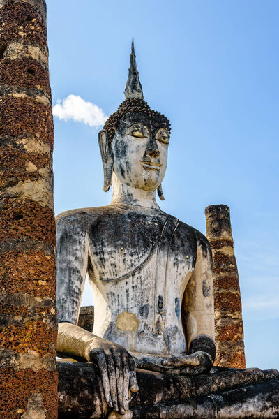 Статуя Будды среди руин
