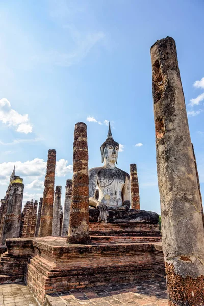 Buddha-Statue inmitten der Ruinen — Stockfoto