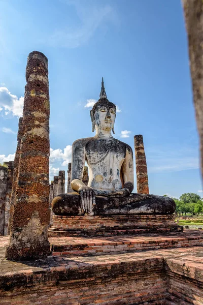 Buddha-Statue inmitten der Ruinen — Stockfoto