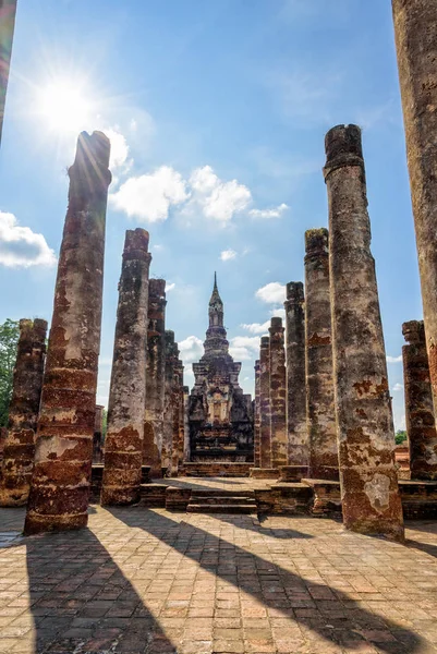 Starożytnych pagoda wśród ruin filarów — Zdjęcie stockowe