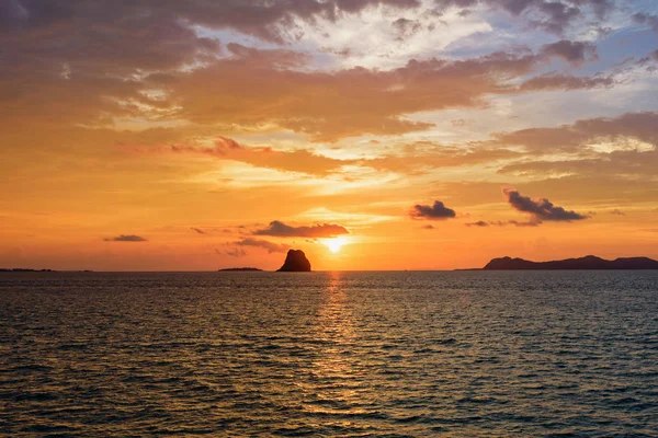 Solnedgång över havet i thailand — Stockfoto