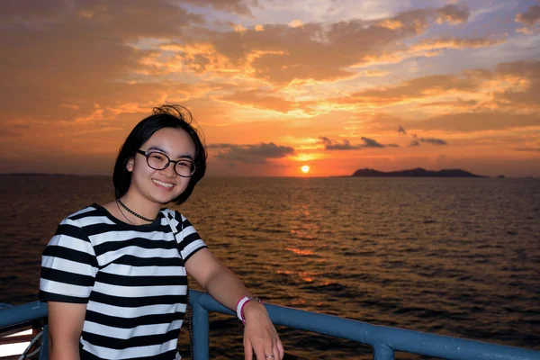 Donne crociera turistica al tramonto — Foto Stock