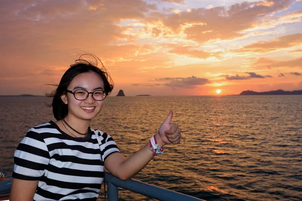 Croisière touristique pour femmes au coucher du soleil — Photo