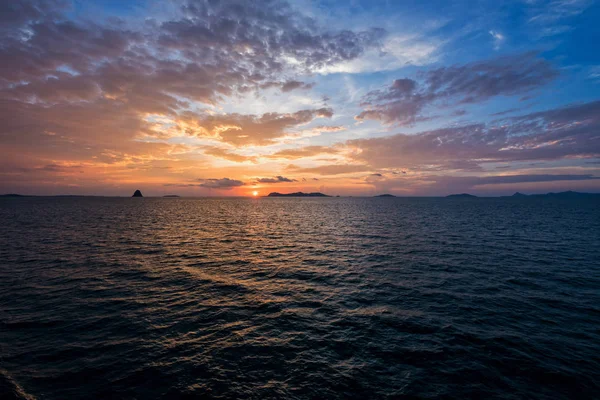 Pôr do sol sobre o mar na Tailândia — Fotografia de Stock