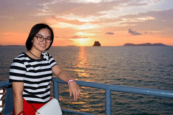 Donne crociera turistica al tramonto — Foto Stock