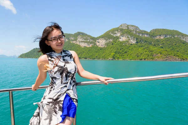 Femme asiatique sur le bateau — Photo