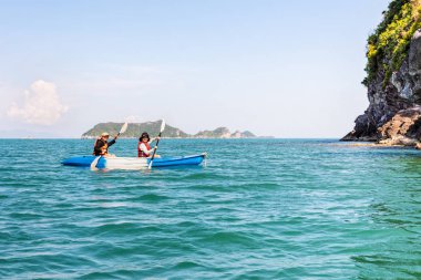 Anne ve kızı kayık üzerinde