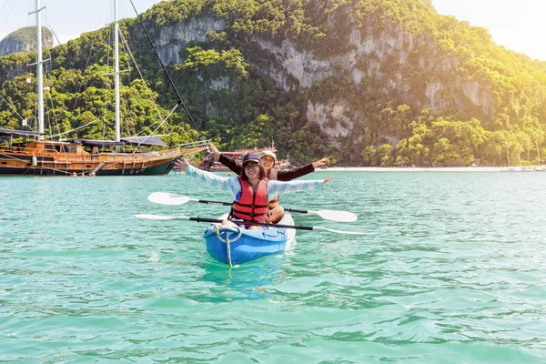 Viaje en barco con un kayak —  Fotos de Stock