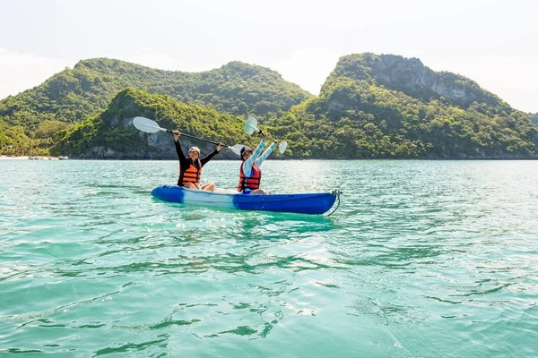 Bir kayık ile tekne ile yolculuk — Stok fotoğraf