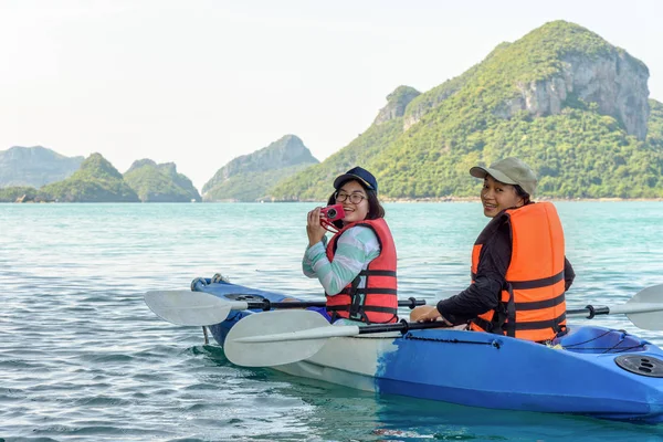 Μητέρα και κόρη να τραβάτε φωτογραφίες στην kayak — Φωτογραφία Αρχείου