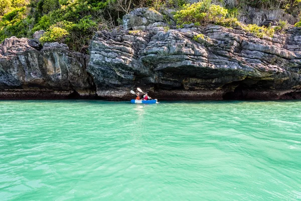 Mother and daughter on kayak — Stock Photo, Image