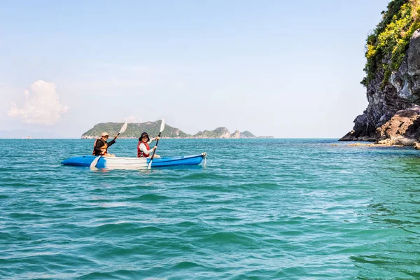 Mother and daughter on kayak — Stock Photo, Image