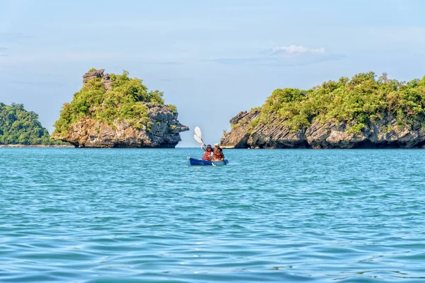 Madre e hija viajan en kayak —  Fotos de Stock