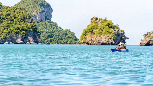 Otro y su hija viajan en kayak — Foto de Stock