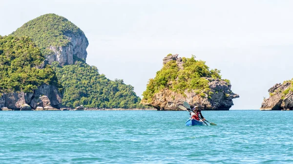 Otro y su hija viajan en kayak — Foto de Stock