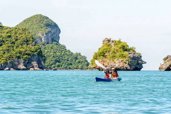 Madre e hija viajan en kayak — Foto de Stock