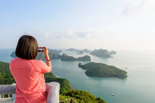 Vrouw op peak foto's nemen — Stockfoto