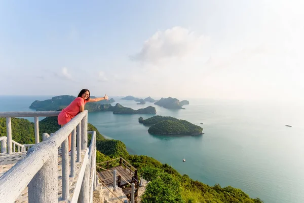 Turista mujer en el mirador pico de la isla — Foto de Stock