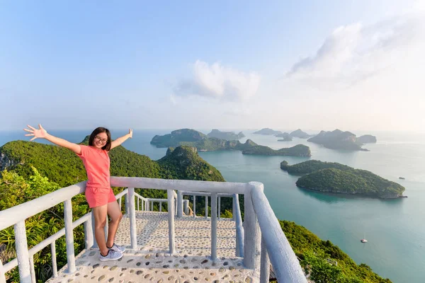 Donna turista sul punto di vista di picco dell'isola — Foto Stock