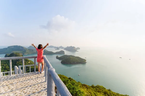 Turista mujer en el mirador pico de la isla — Foto de Stock