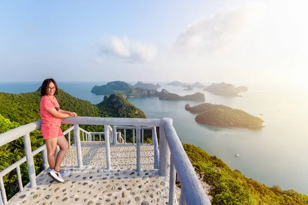 Donna turista sul punto di vista di picco dell'isola — Foto Stock