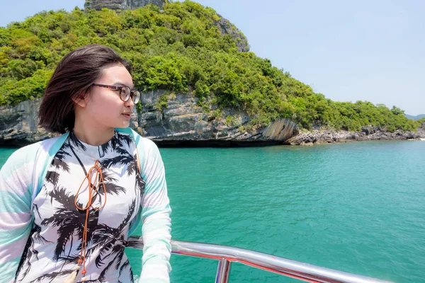Dospívající dívka se cestovat lodí — Stock fotografie