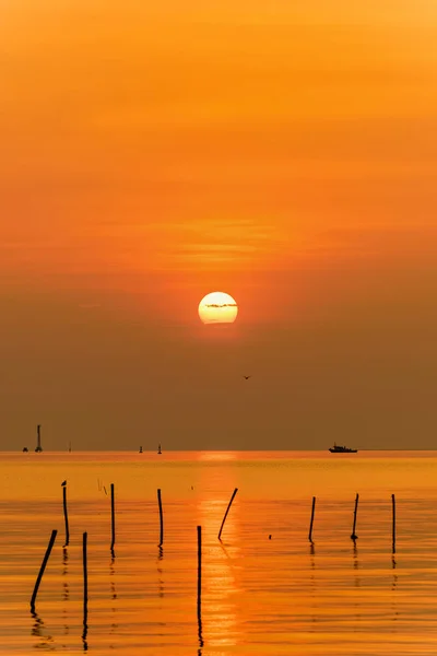 Färgglad solnedgång vid den tropiska kusten i Thailand — Stockfoto