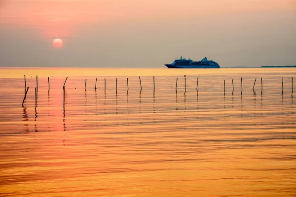 Viaje en Cruceros en el océano al atardecer — Foto de Stock