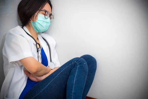 Asiático Jovem Médico Usar Máscara Para Segurança Coronavirus Sentar Chão Imagens Royalty-Free