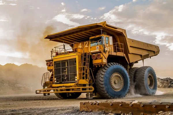 Camions basculants transportant des roches riches en minerai pour le traitement — Photo