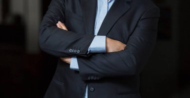 Kırpılan beyaz adam ellerini ve kollarını bir smart katlanmış kadar kapatın 