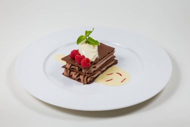 Beyaz bir arka plan üzerinde beyaz bir plaka üzerinde çikolata tatlı