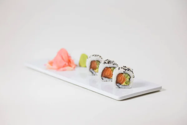 Sushi na bílé plotně na bílém pozadí, samostatný — Stock fotografie