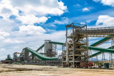 Madencilik ve cevheri, Konveyör bant depolama siloları cevheri zengin rock taşıma işleme