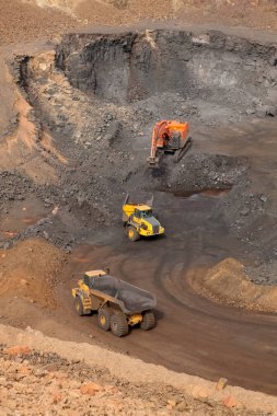 Manganez maden ve açık bir çukura benim Rock Damperli kamyonlar ve tarak ile işleme