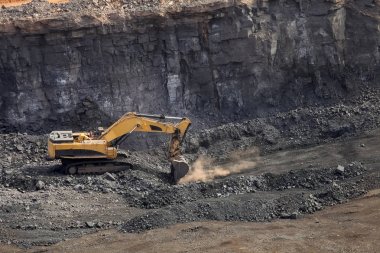 Büyük Ekskavatör cevheri zengin açık bir çukura benim rock için kazma