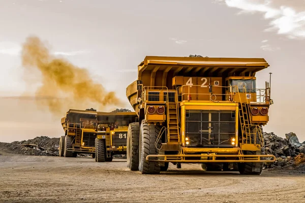 Camiones Volquete Roca Que Transportan Mineral Platino Para Procesamiento — Foto de Stock