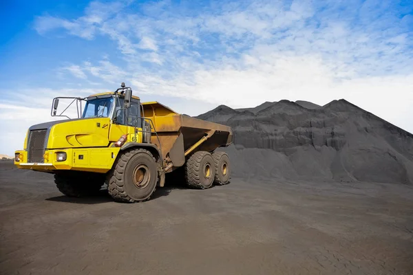Camión Volquete Mining Rock Que Transporta Mineral Manganeso Para Procesamiento — Foto de Stock