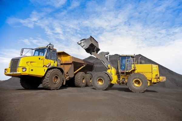 Mining Rock Dump Truck Pale Gommate Trasporto Minerale Manganese Lavorazione — Foto Stock