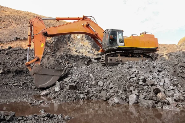 Large Excavator Digging Ore Rich Rock Open Pit Mine — Stock Photo, Image