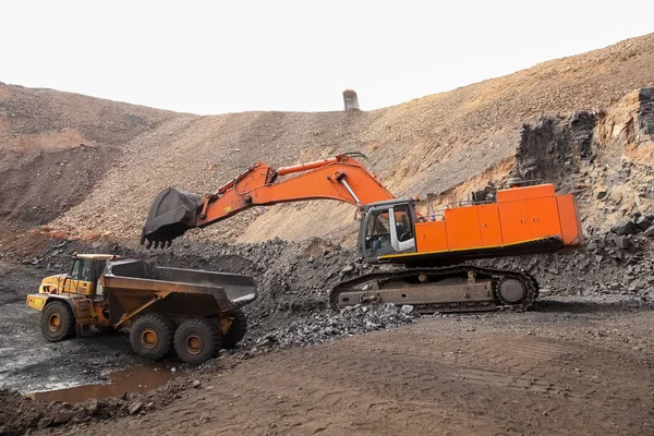 Excavadora Grande Excavación Roca Rica Mineral Una Mina Cielo Abierto — Foto de Stock