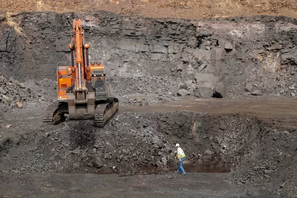 Stor Grävmaskin Grävning Ett Dagbrott Mangan Mine — Stockfoto