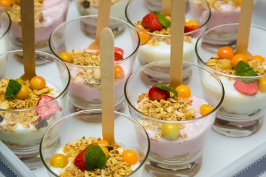 Kahvaltı yoğurt Bahar Şenliği pikniği Event'de çilek ile