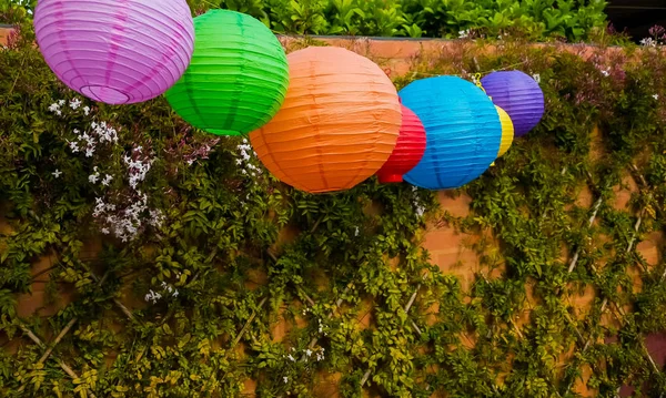 Bunte Chinesische Laternen Hängen Einem Gartenfest Oder Frühlingsfest Outdoor Veranstaltung — Stockfoto