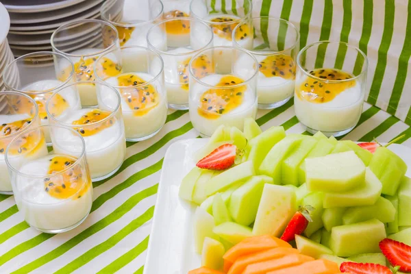 Ontbijt Yoghurt Fruit Salade Lentefeest Picknick Evenement — Stockfoto