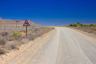 Çöl manzaralı keskin bir sol bir toprak yol Güney Afrika Karoo oturum açmak
