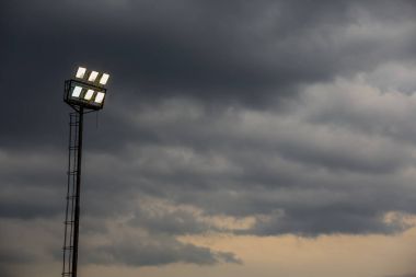 Parlak stadyum ışıkları bulutlu bir akşam