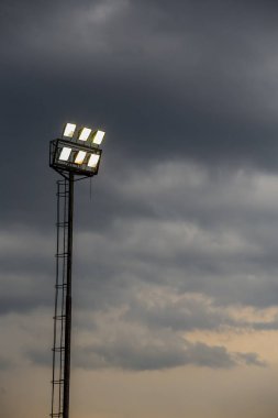 Parlak stadyum ışıkları bulutlu bir akşam