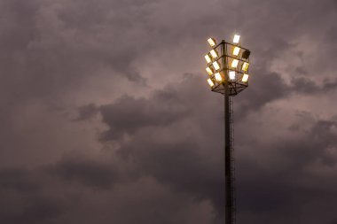 Parlak stadyum ışıkları bulutlu bir akşam