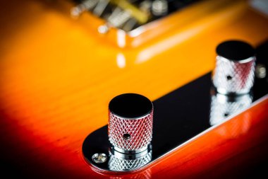 Bir elektro gitar ses ayarı yakın çekim